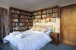 4 bedrooms, iron/ironing board, Internet, bed sheets