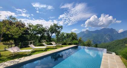 Restored farmhouse with private pool, unbeatable stupendous views and WIFI!
