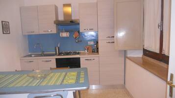 Frigorifero, forno, piano cottura, macchina per tè/caffè