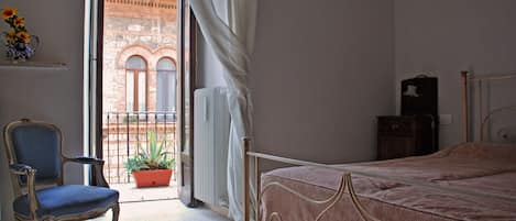 1 habitación, tabla de planchar con plancha, wifi y ropa de cama