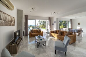 Een televisie en een open haard