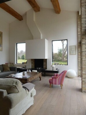 Fernseher, Kamin, DVD-Player, Tischtennisplatte