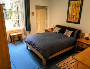 2 bedrooms, desk, iron/ironing board, free WiFi - Stylish Apartment in Edinburgh City Centre, Sleeps 4. License no. EH-68704-F (Edinburgh)