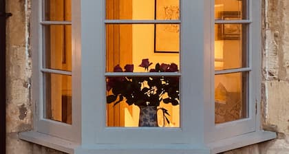 Stunning Interior Designed 3 bedroom cottage in the heart of Chipping Campden