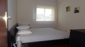 2 bedrooms, iron/ironing board, Internet, bed sheets