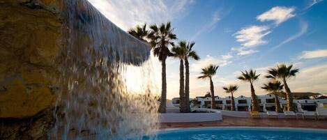 Utomhuspool och uppvärmd pool