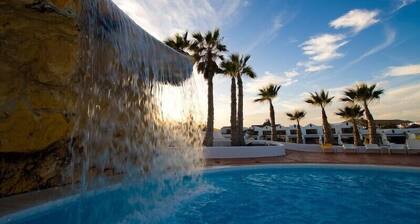 Beautiful beachside apartment with stunning sea views. Seven pools on complex!