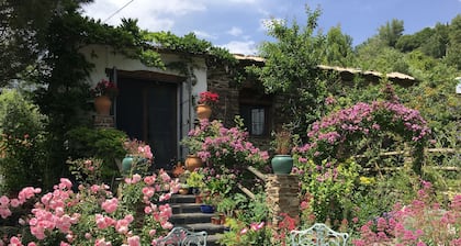 Maalaistalo viehättävän kylän reunalla