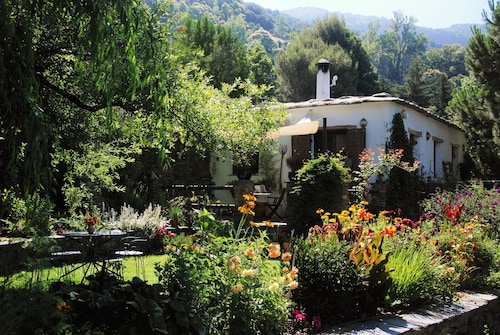 Maalaistalo viehättävän kylän reunalla