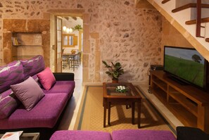 TV, DVD player, books, stereo