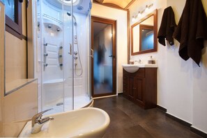 Dusche, Haartrockner, Bidet, Handtücher