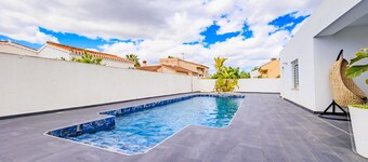 COZY AND SUNNY DETACHED WITH PRIVATE POOL.