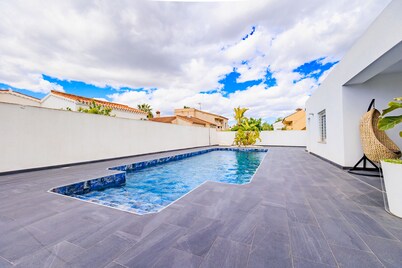 COZY AND SUNNY DETACHED WITH PRIVATE POOL.