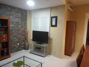 Tv, dvd-afspiller, bordfodbold, bøger