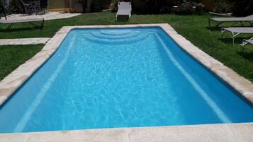 Een buitenzwembad en een verwarmd zwembad