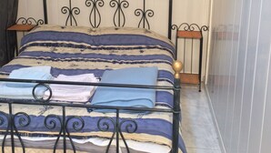 A bed with a metal frame, a patterned bedspread, and two bedside tables. - Family friendly villa only 5 minutes walk to the Cap d'Agde beach (Richelieu) (Agde)