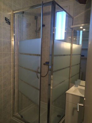 淋浴设施、吹风机、毛巾