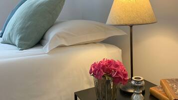 1 slaapkamer, een bureau, een strijkplank/strijkijzer, reisbedje