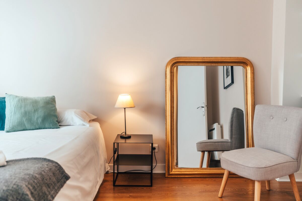 1 chambre, bureau, fer et planche à repasser, lit parapluie