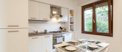 Fridge, oven, stovetop, coffee/tea maker