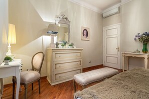 Spa - Opera Music in a Spacious Central Apartment Overlooking the Cathedral (Lucca)