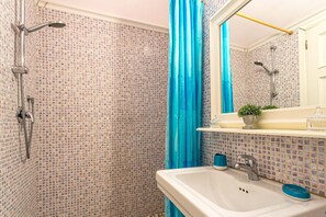 Shower, hair dryer, towels - Opera Music in a Spacious Central Apartment Overlooking the Cathedral (Lucca)