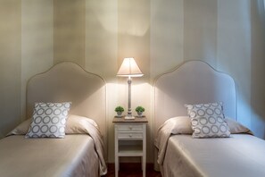 2 habitaciones, tabla de planchar con plancha y ropa de cama