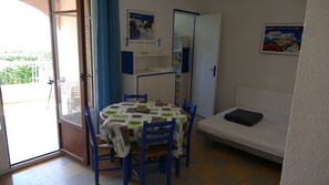 1 chambre, fer et planche à repasser