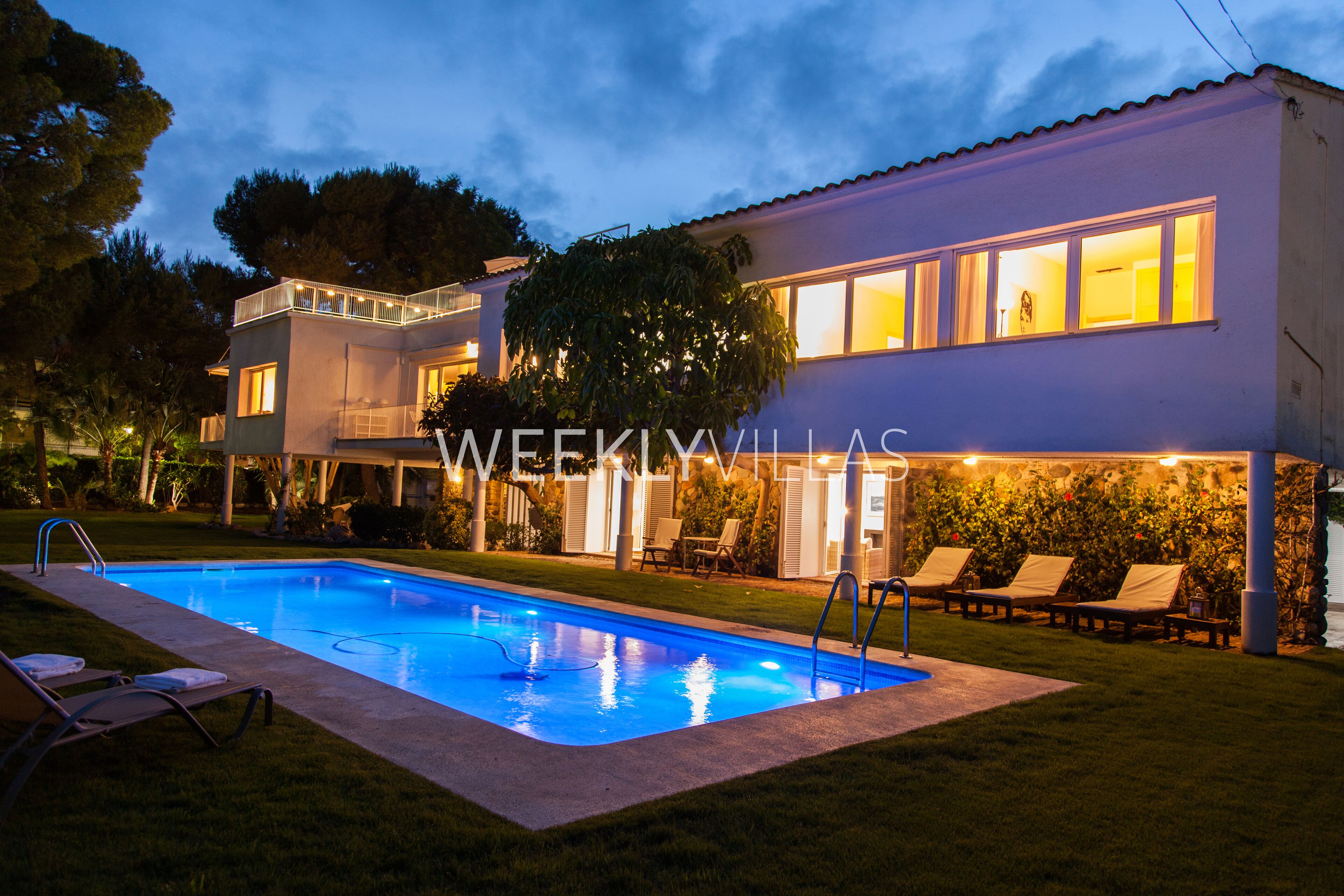 Villa Sitges Tupinetti. 100m /beach. Renovated. Cozy Garden by Weekly Villas