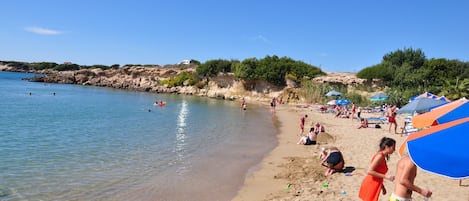 Nära stranden och solstolar