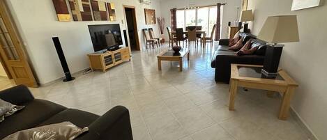 TV connectée, console de jeux vidéo, lecteur de DVD, chaîne hi-fi