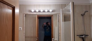 Duschwanne, Haartrockner, Bidet, Handtücher