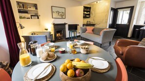 Smart TV, fireplace, books, stereo - Stylish fisherman's cottage in heart of pretty harbour village, pet-friendly. (Saint Monans)