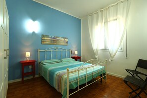 1 habitación, tabla de planchar con plancha, internet y ropa de cama 