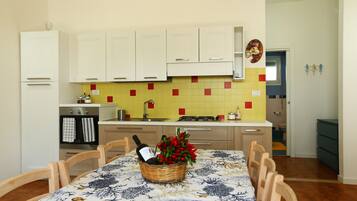 Refrigerador, horno, parrilla de estufa y cafetera y tetera