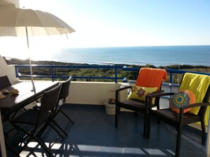 Outdoor dining - Apartment in condominium with pool - sea view (Ericeira)