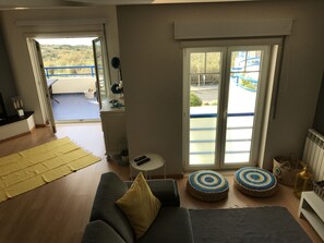 Fernseher, Kamin, Bücher, Stereoanlage