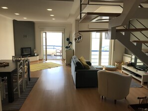 Fernseher, Kamin, Bücher, Stereoanlage