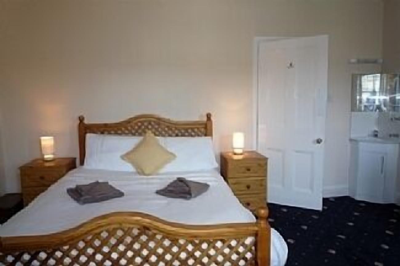 Cottage Centre Of Keswick 4 Bedrooms 2 Bathrooms Sleeps 8/10 With Parking.