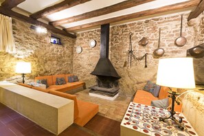 Télévision, cheminée, table de tennis de table