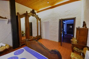 5 bedrooms, iron/ironing board, free WiFi, bed sheets