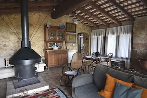 Télévision, cheminée, table de tennis de table