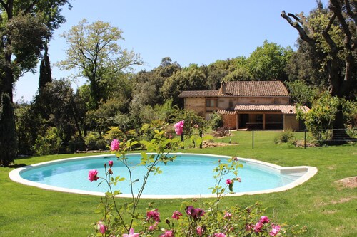 Perinteinen maalaistalo maaseudulla vain 10 km päässä Gironasta. 22 hengelle.