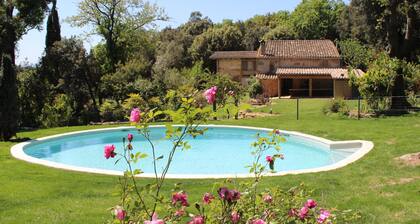 Perinteinen maalaistalo maaseudulla vain 10 km päässä Gironasta. 22 hengelle.