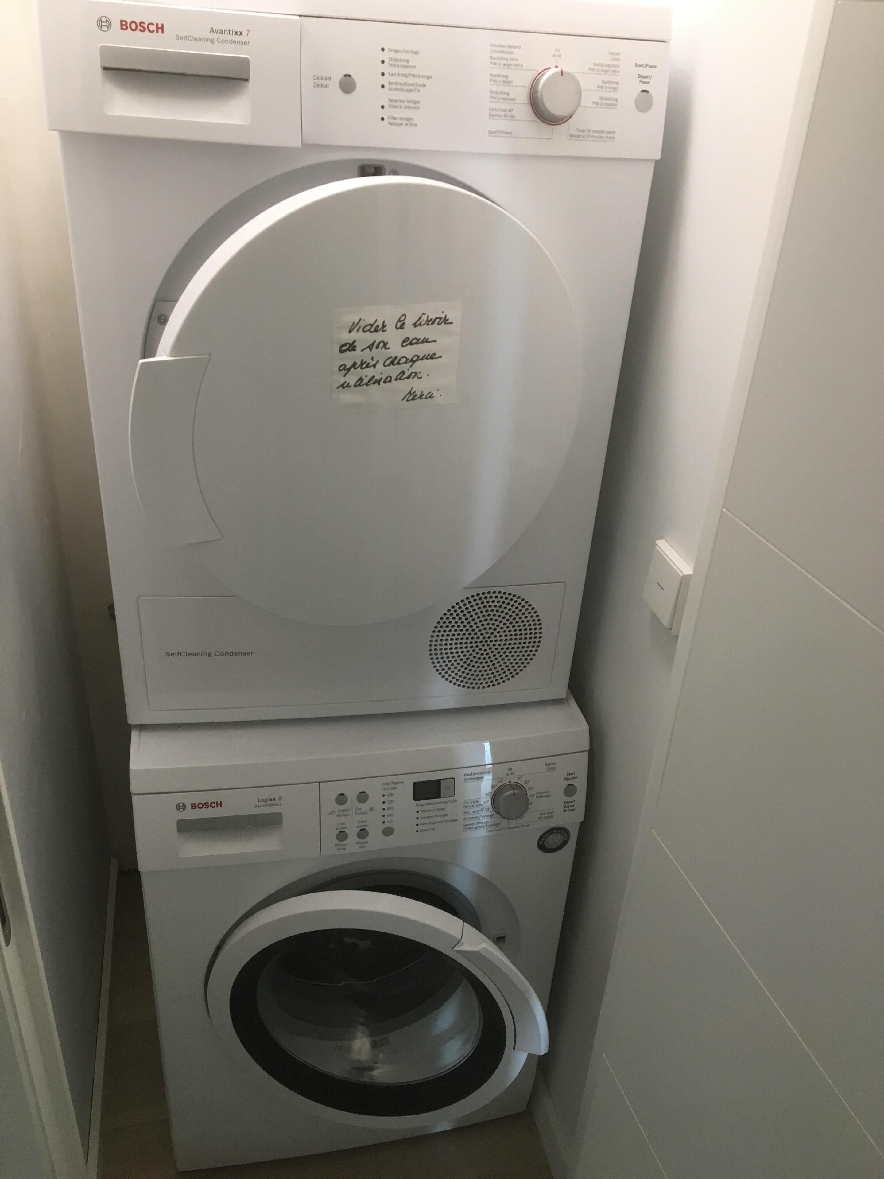 Ein Bosch Kondens Trockner mit Selbstreinigungsfunktion und eine Bosch Logix 8 Waschmaschine übereinander in einem Hauswirtschaftsraum.