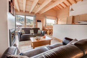 Smart-TV, Kamin, Musikbibliothek, Stereoanlage