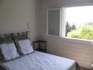 2 habitaciones, tabla de planchar con plancha y cuna de viaje 