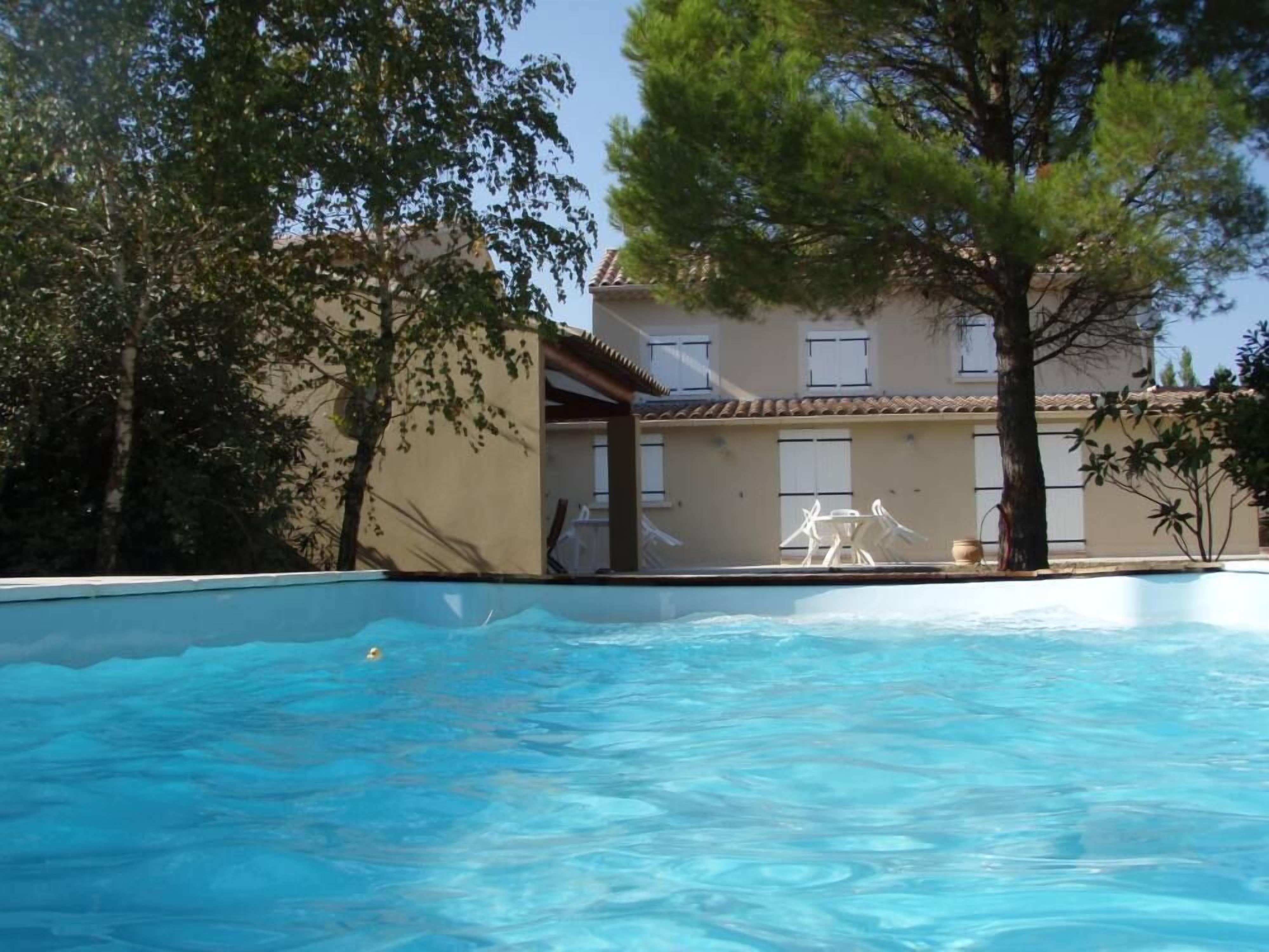 Country house with 3500 m2 garden enclosed by a river and private swimming pool
