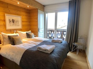 6 bedrooms, iron/ironing board, travel cot, WiFi - Home in the Alps - a stylish self catered chalet in central Morzine (Morzine)