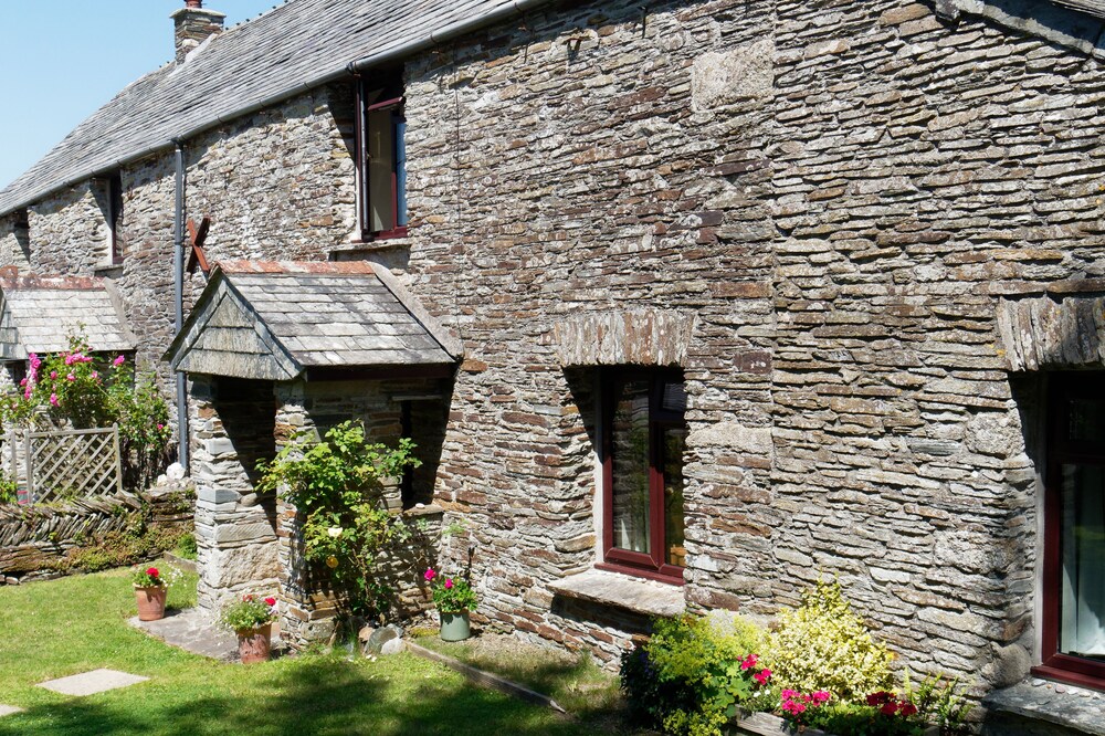 Spacious Cottage With Sea Views